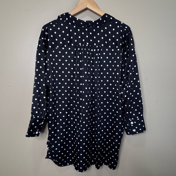 Pomander Place Tuckernuck Adair
Black Polka Dot Boyfriend Button Down Top. Large - Picture 3 of 11